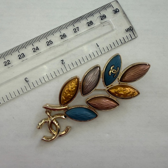 Beautiful Brooch 💎 - Picture 3 of 6